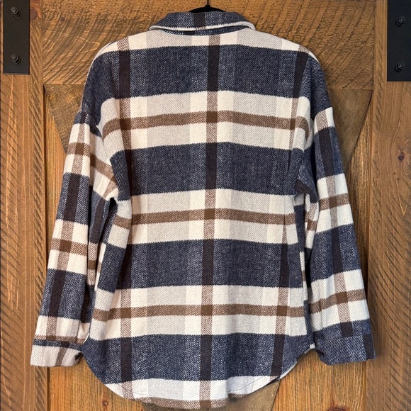 Medium Weight Plaid Flannel Shacket 💯 polyester - Picture 3 of 9